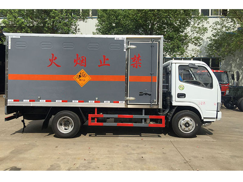 东风4.1m（3.4吨）爆破器材车