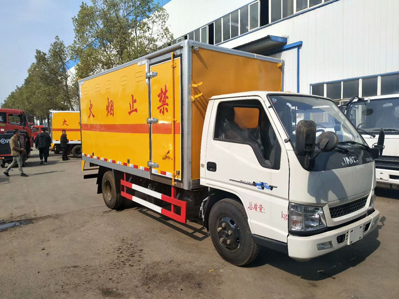 江铃4.2米（2.6吨）甲醇乙醇厢式车