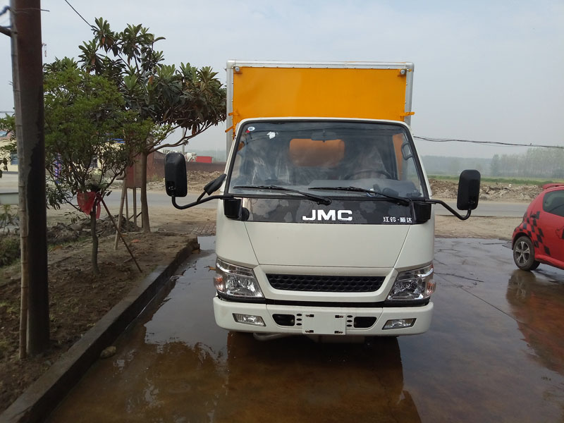 江铃4.2米（2.6吨）甲醇乙醇厢式车
