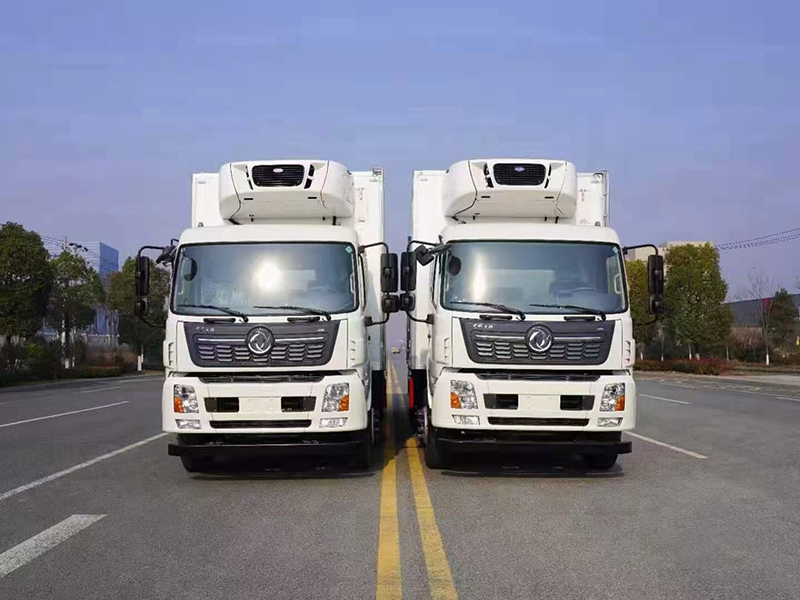 天锦VR小三轴平顶冷藏车