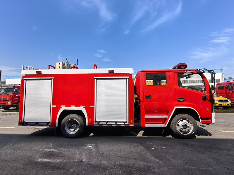 东风多利卡4吨康机水罐消防车